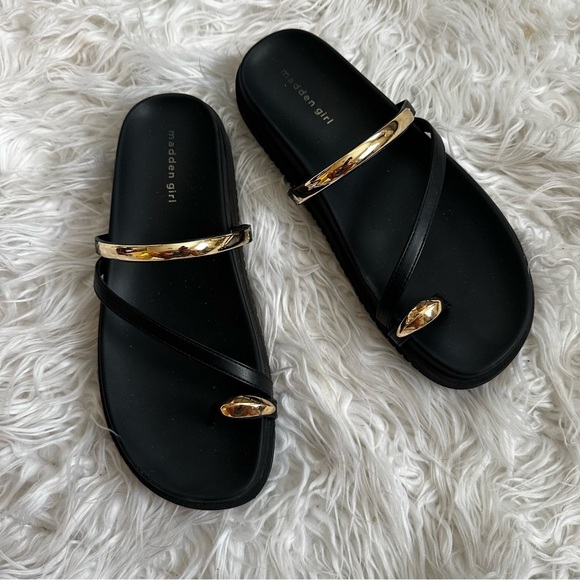 Madden Girl Women's Caribbean Slide On Sandal with Toe Loop - Picture 3 of 7